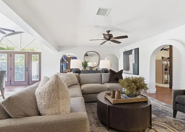 Paradise Rancho-pool-camelback View-min 2 Old Town * Scottsdale