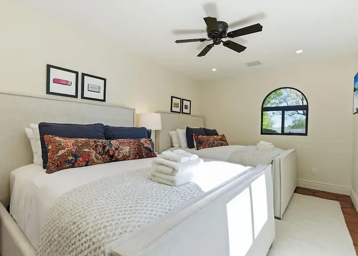 Paradise Rancho-pool-camelback View-min 2 Old Town * Scottsdale